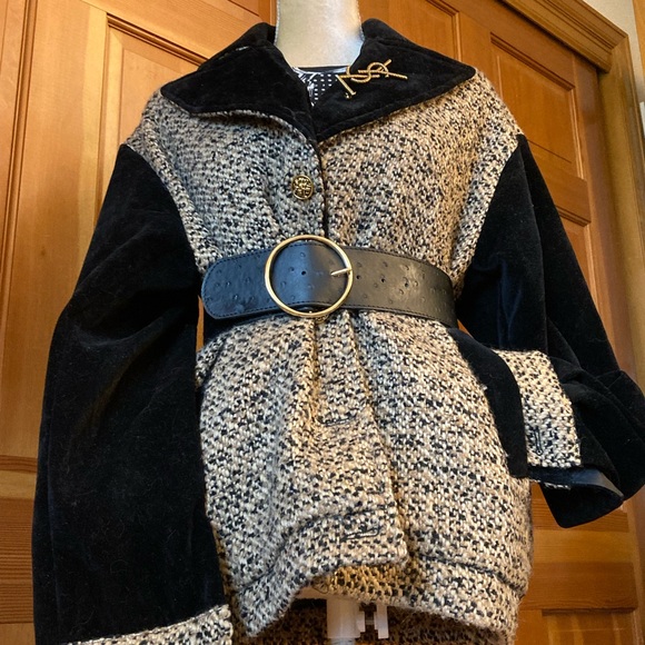 Authentic YSL Saint Laurent Women’s Button Up Coat. - Picture 10 of 16